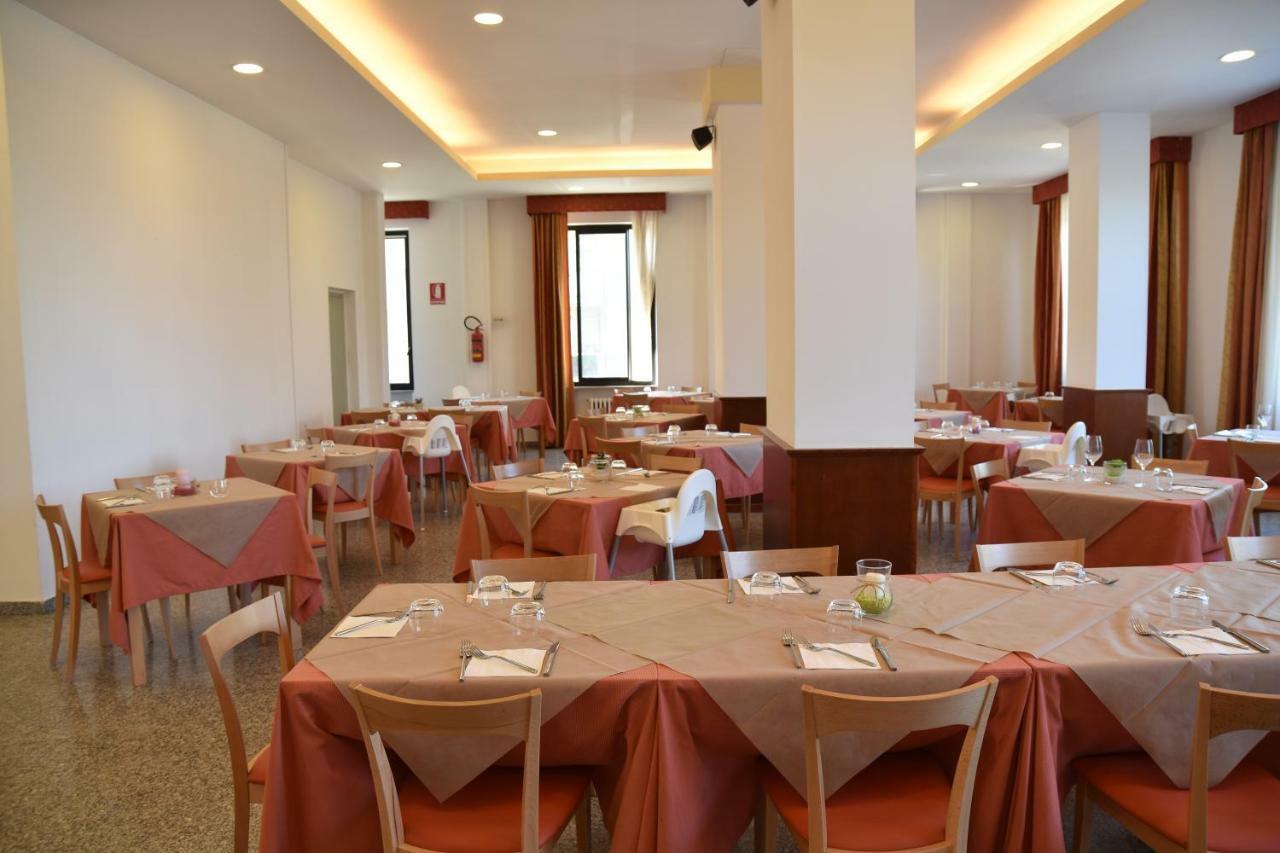 Hotel Excelsior Montesilvano Bagian luar foto