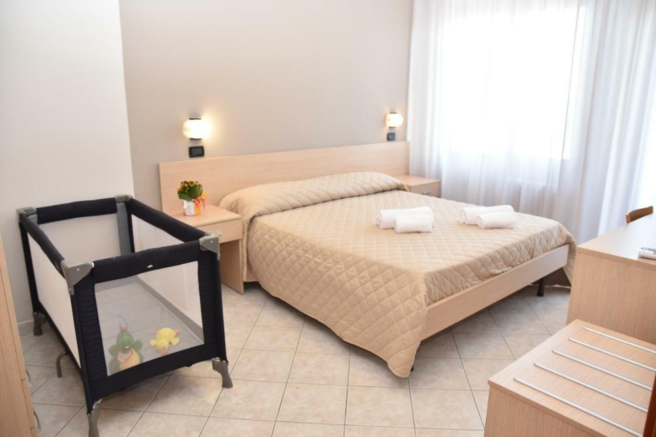 Hotel Excelsior Montesilvano Bagian luar foto