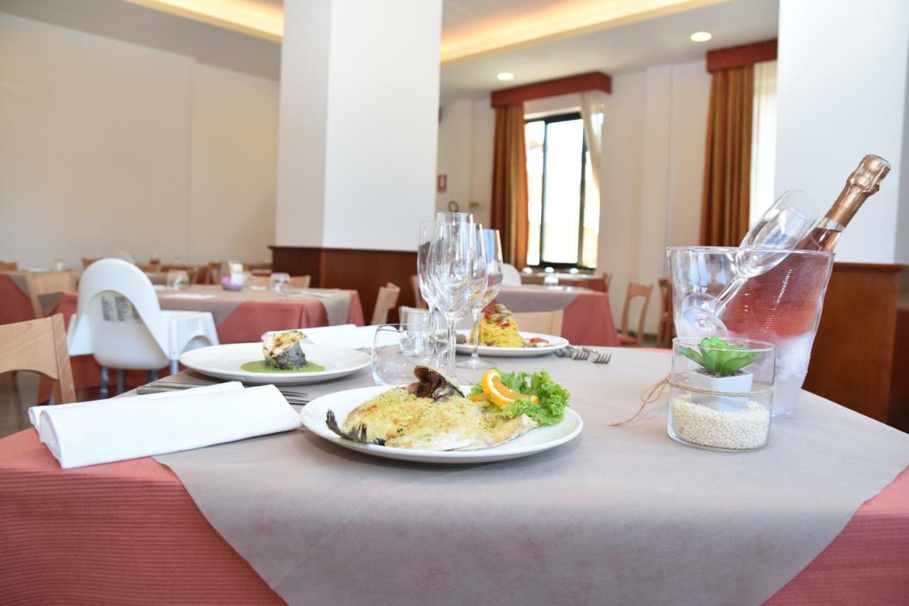 Hotel Excelsior Montesilvano Bagian luar foto
