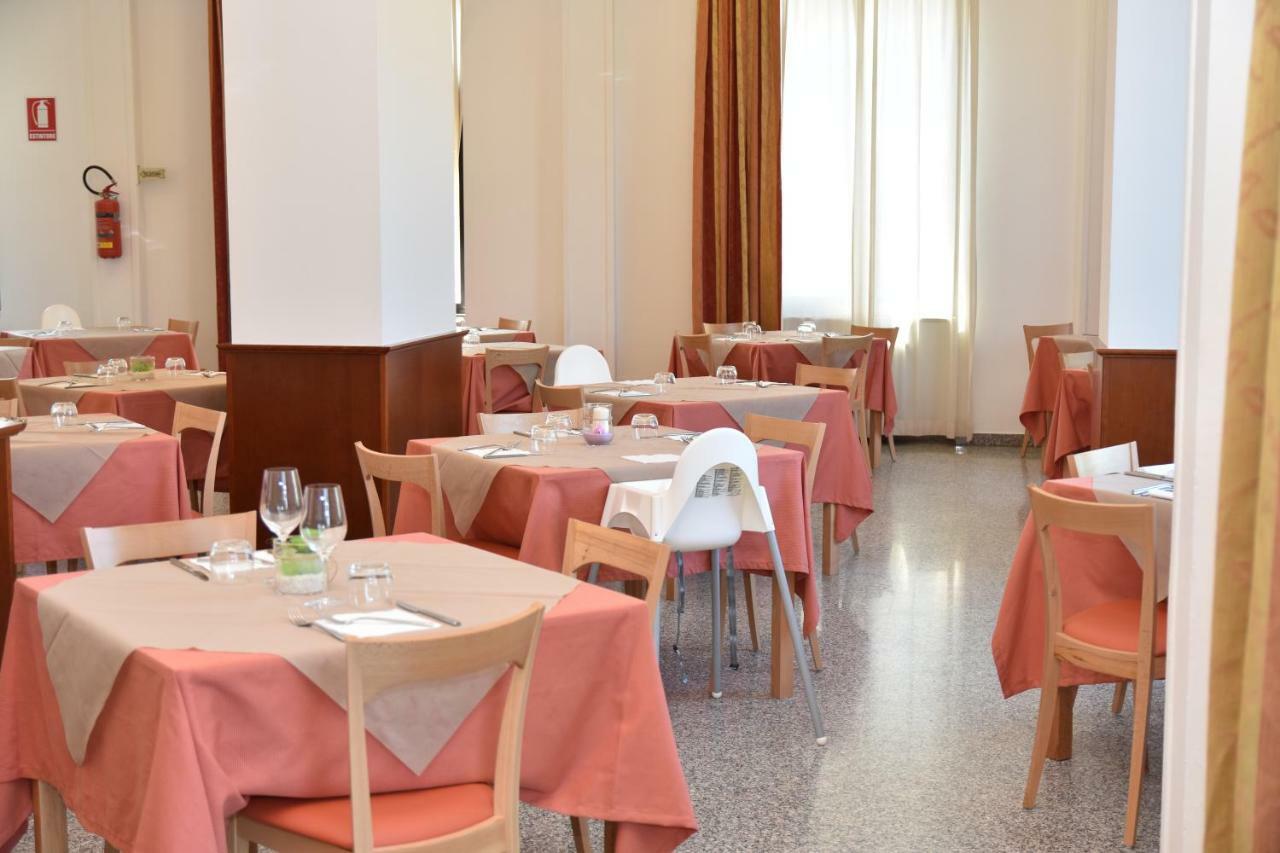 Hotel Excelsior Montesilvano Bagian luar foto