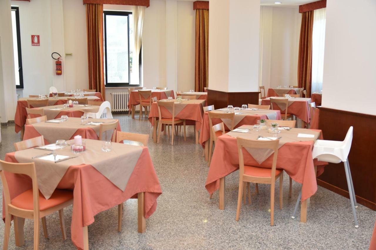 Hotel Excelsior Montesilvano Bagian luar foto