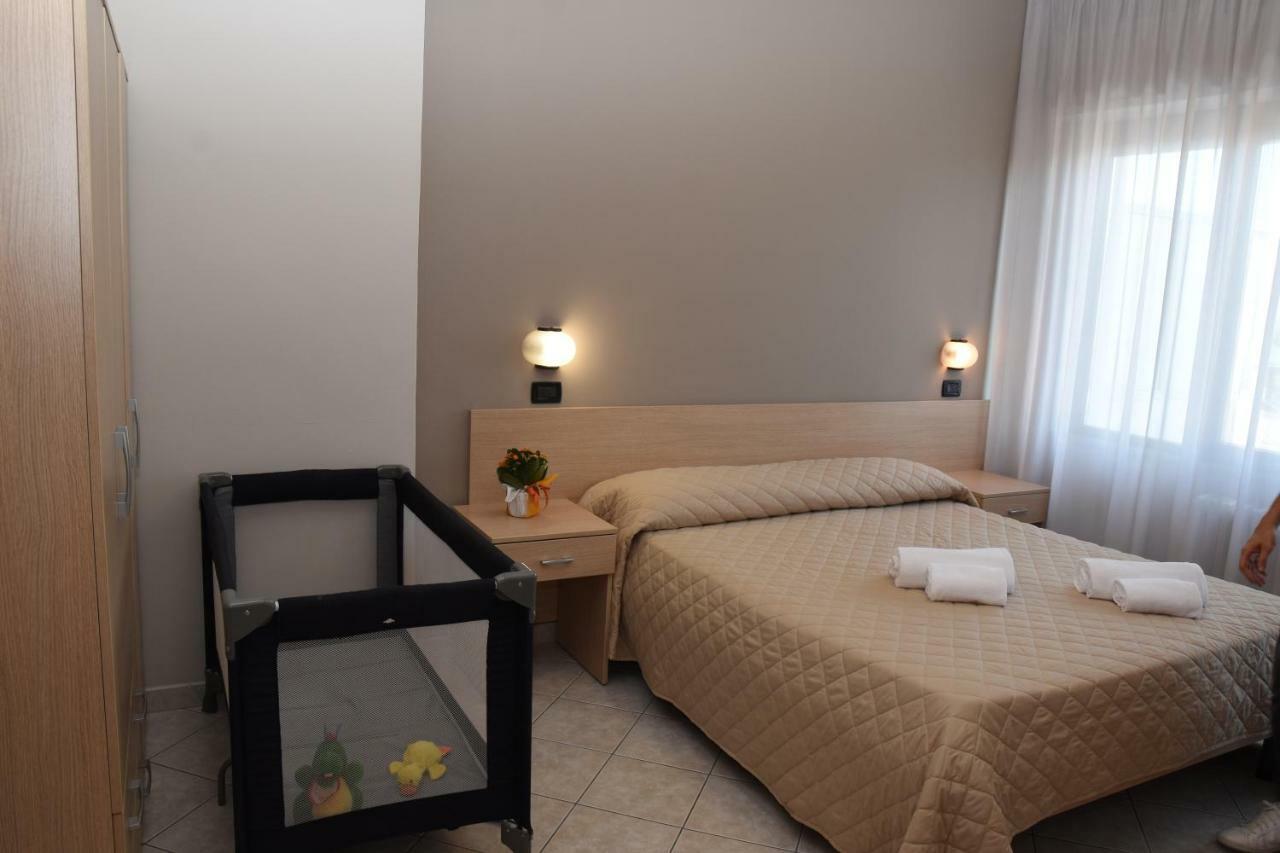 Hotel Excelsior Montesilvano Bagian luar foto