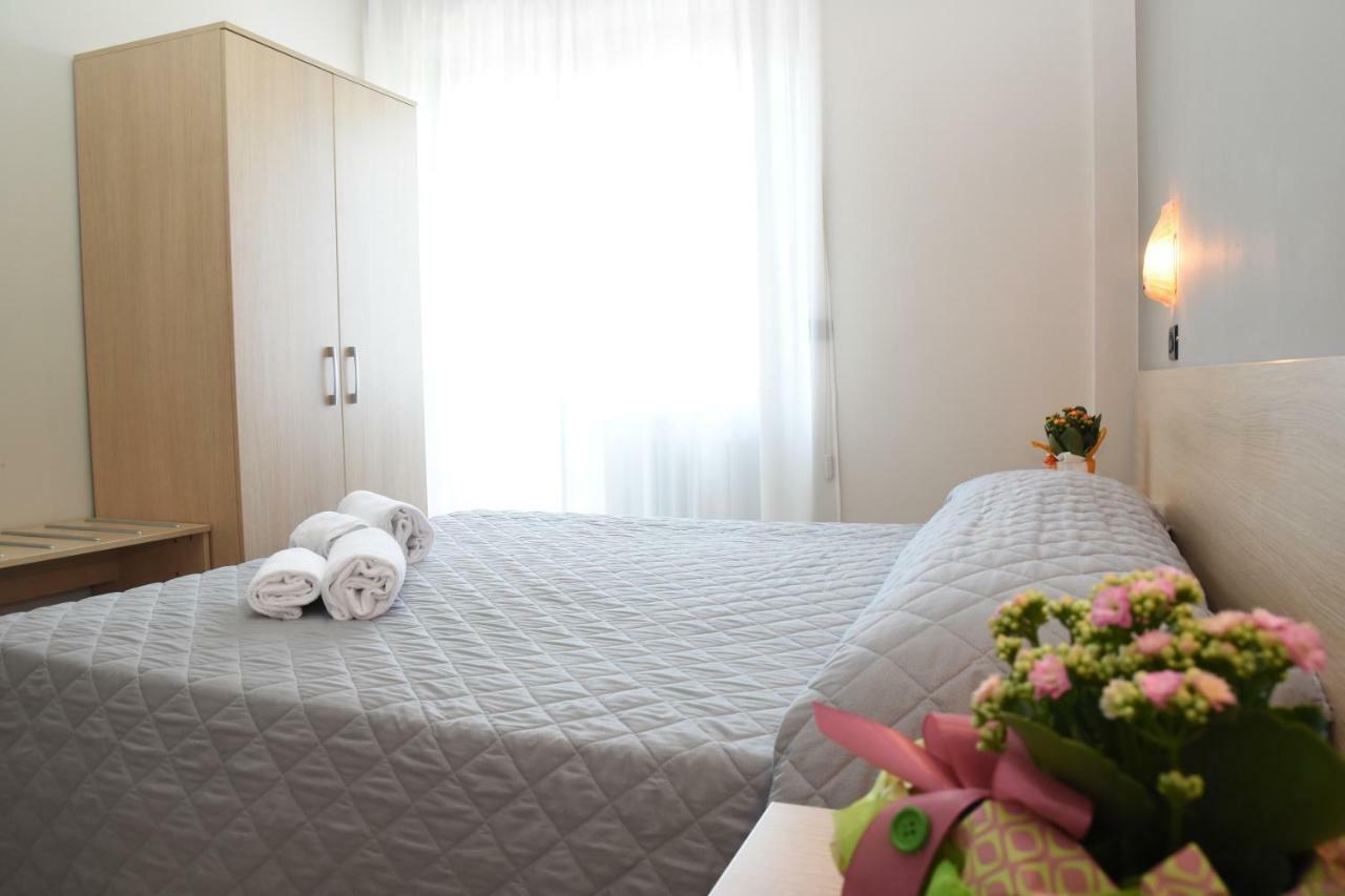 Hotel Excelsior Montesilvano Bagian luar foto