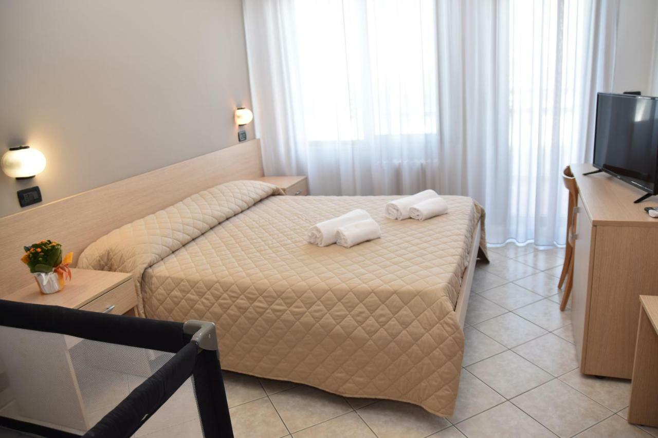 Hotel Excelsior Montesilvano Bagian luar foto